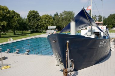 Ahoi grüßt Kutter Jenny im Babenhäuser Schwimmbad