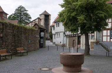 Altstadt, mit Blick auf die Stadtmauer und den Hexenturm