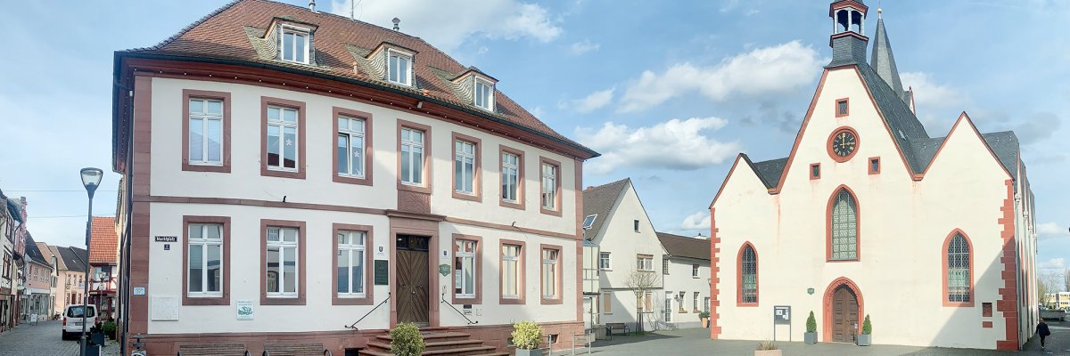 Bild vom Rathaus und der evangelischen Kirche