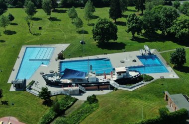 Ansicht des Babenhäuser Schwimmbades von oben