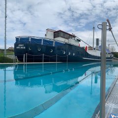 Hier ist das Schwimmerbecken und das Schiff Jenny im Schwimmbad Babenhausen zu sehen.