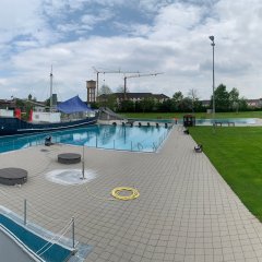 Hier sieht man die Becken und das Schiff Jenny im Babenhäuser Schwimmbad.