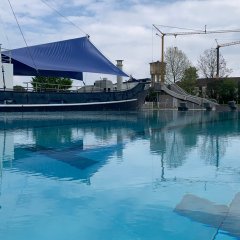 Hier sieht man das große Schwimmbecken im Babenhäuser Schwimmbad.