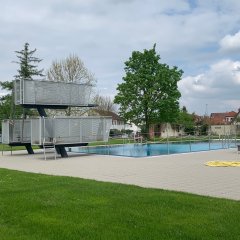 Hier sind die Sprungbretter im Schwimmbad Babenhausen zu sehen.