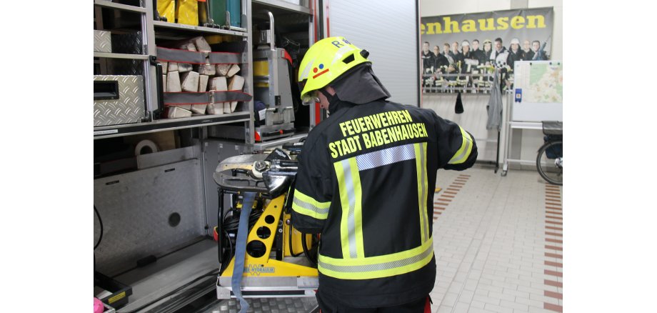 Auf dem Bild sieht man einen Feuerwehrmann in seiner Einsatzkleidung