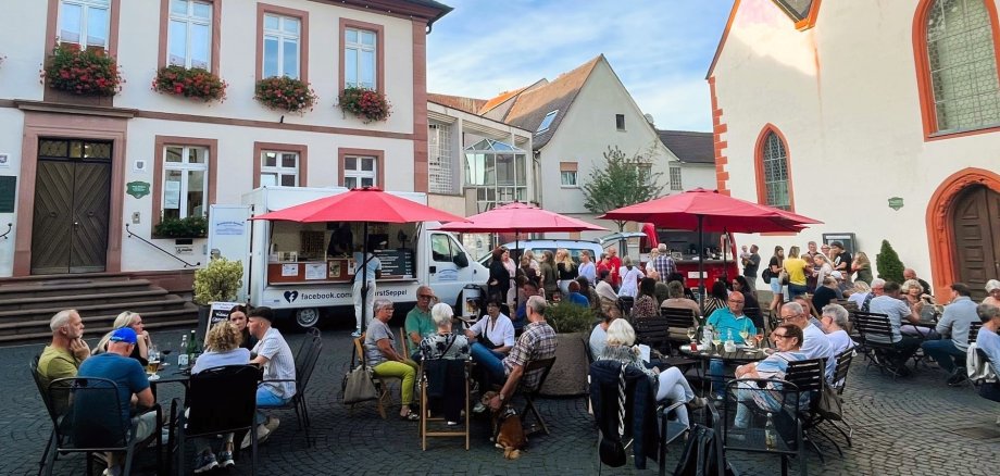 Abschluss Weingärtchen - Bild vom Marktplatz mit Besuchern