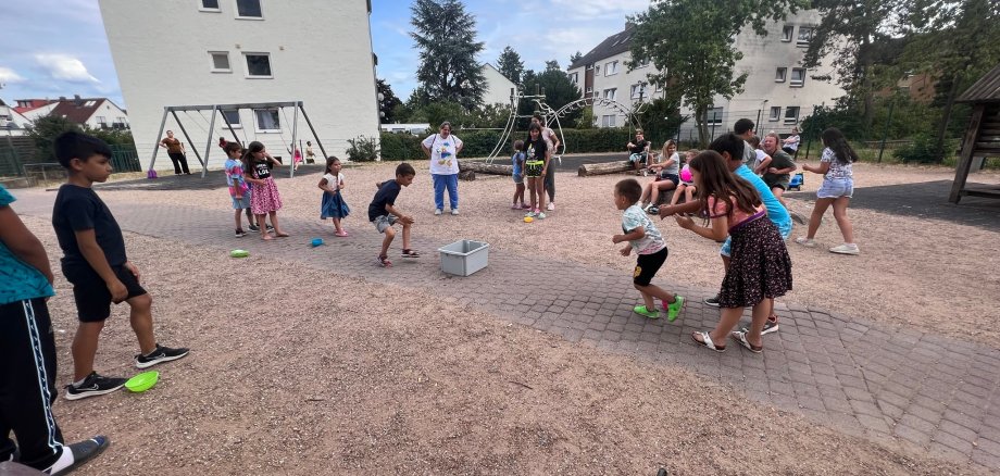 Spielende Kinder beim Spielplatzprojekt