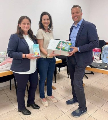 Erfinder der Baby Info Box und Herrn Bürgermeister Stadler mit der Baby Info Box in den Händen