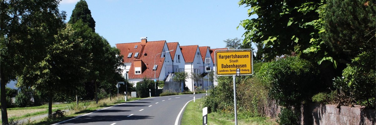 Hier ist die Ortseinfahrt Harpertshausen zu sehen.